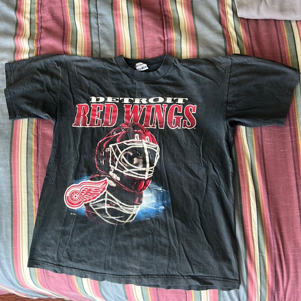 Vintage early 2000’s Detroit Red Wings stadium shirt